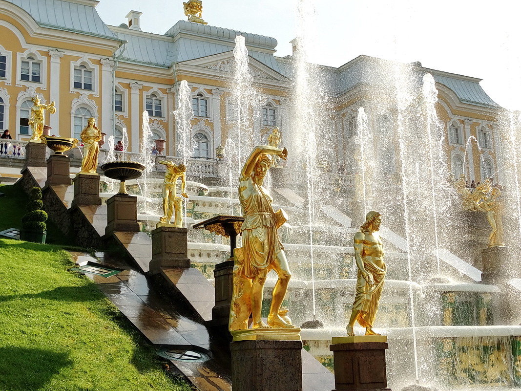 Скульптуры и фонтаны на фоне дворца - Владимир Гилясев