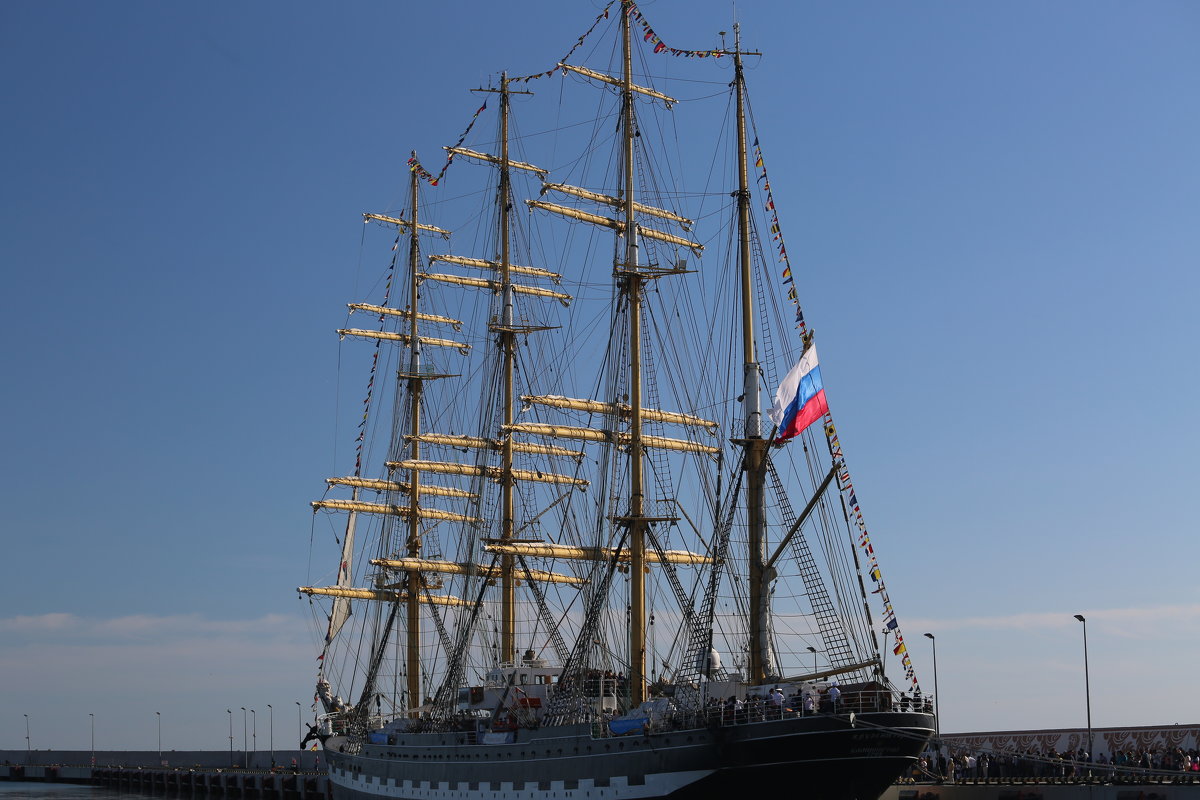 парусник Крузенштерн в порту Сочи - valeriy khlopunov