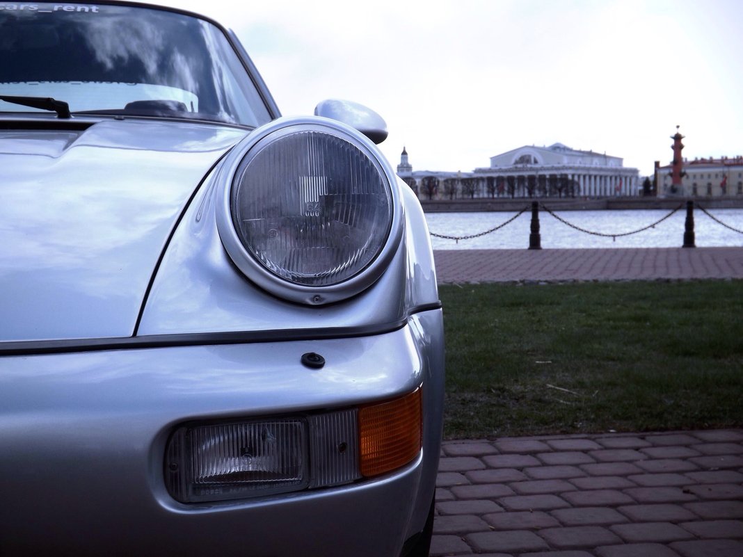 Porsche 911 на фоне стрелки Васильевского острова - Егор 