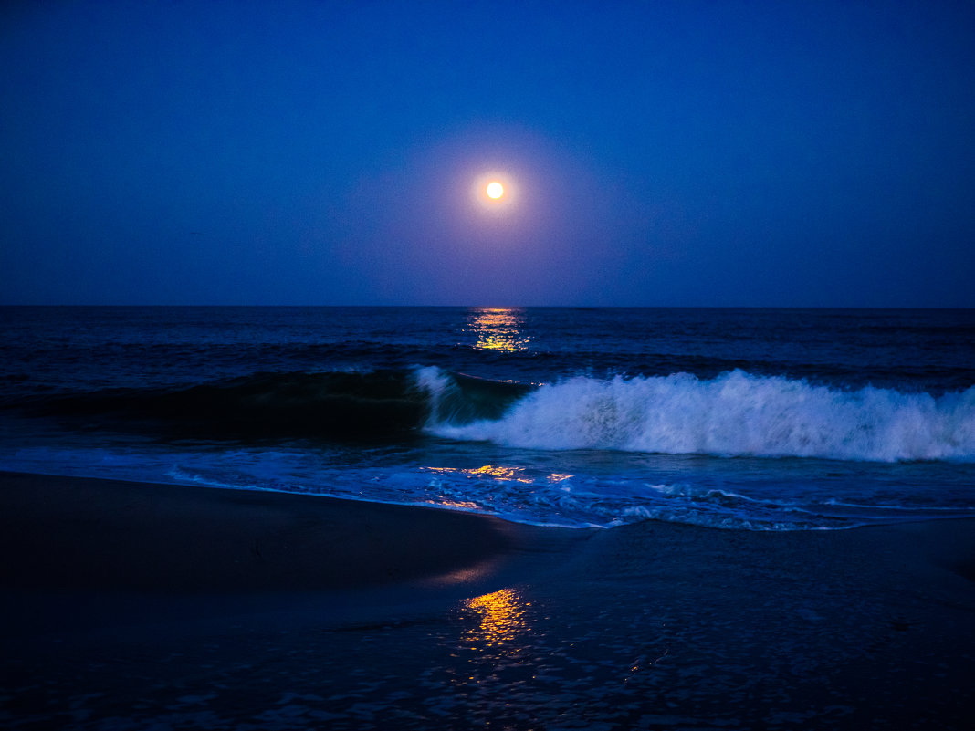 Blue Moon over Atlantic Ocean - Vadim Raskin