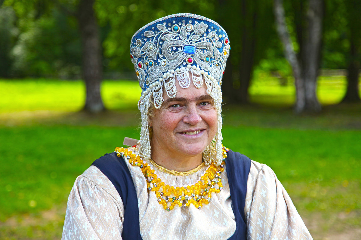 В костюме В. Новгорода - Наталья 