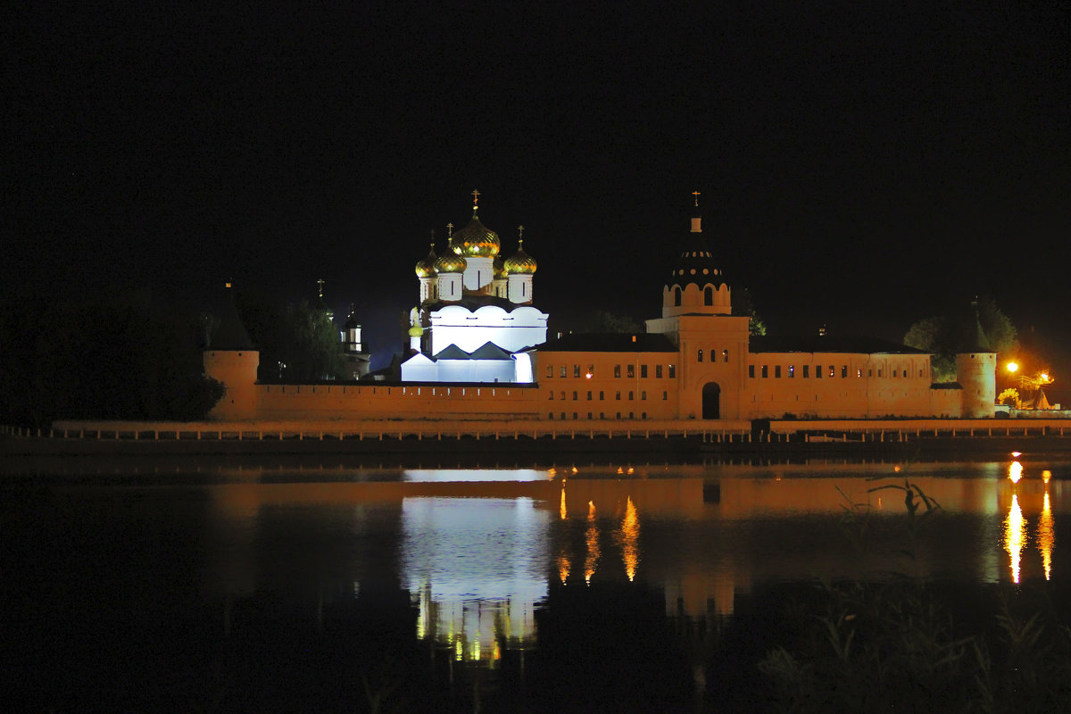 Свято-Троицкий Ипатьевский монастырь в Костроме - Краснов  Ю Ф 