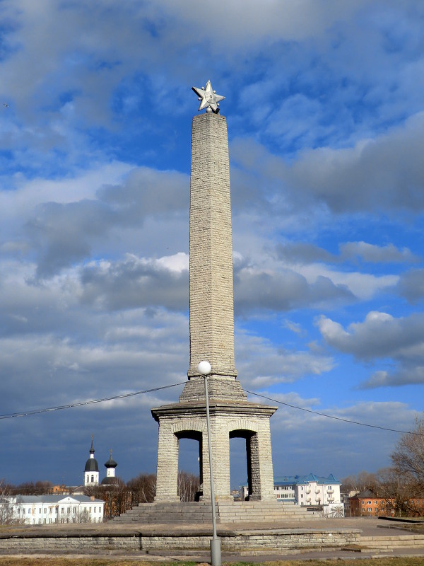 Обелиск Славы на Неплюевом бастионе Великолукской крепости - Владимир Павлов