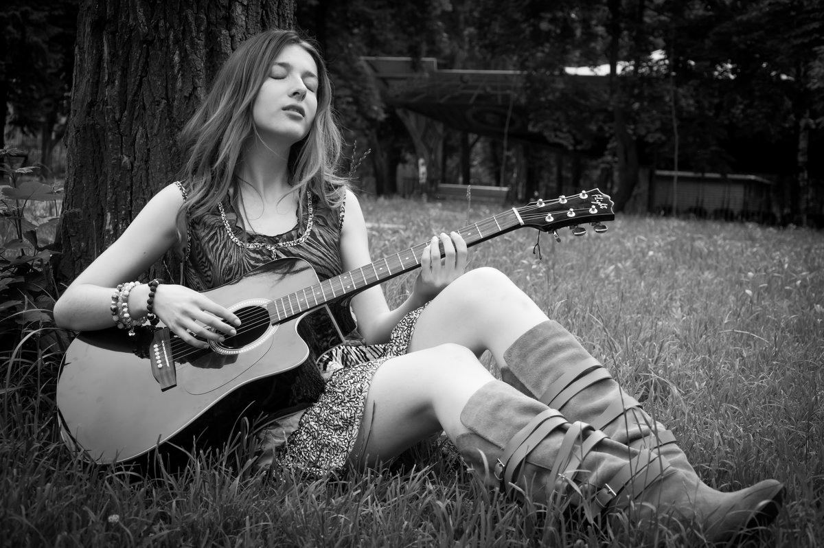 Девушка с гитарой - Тома Олисаева