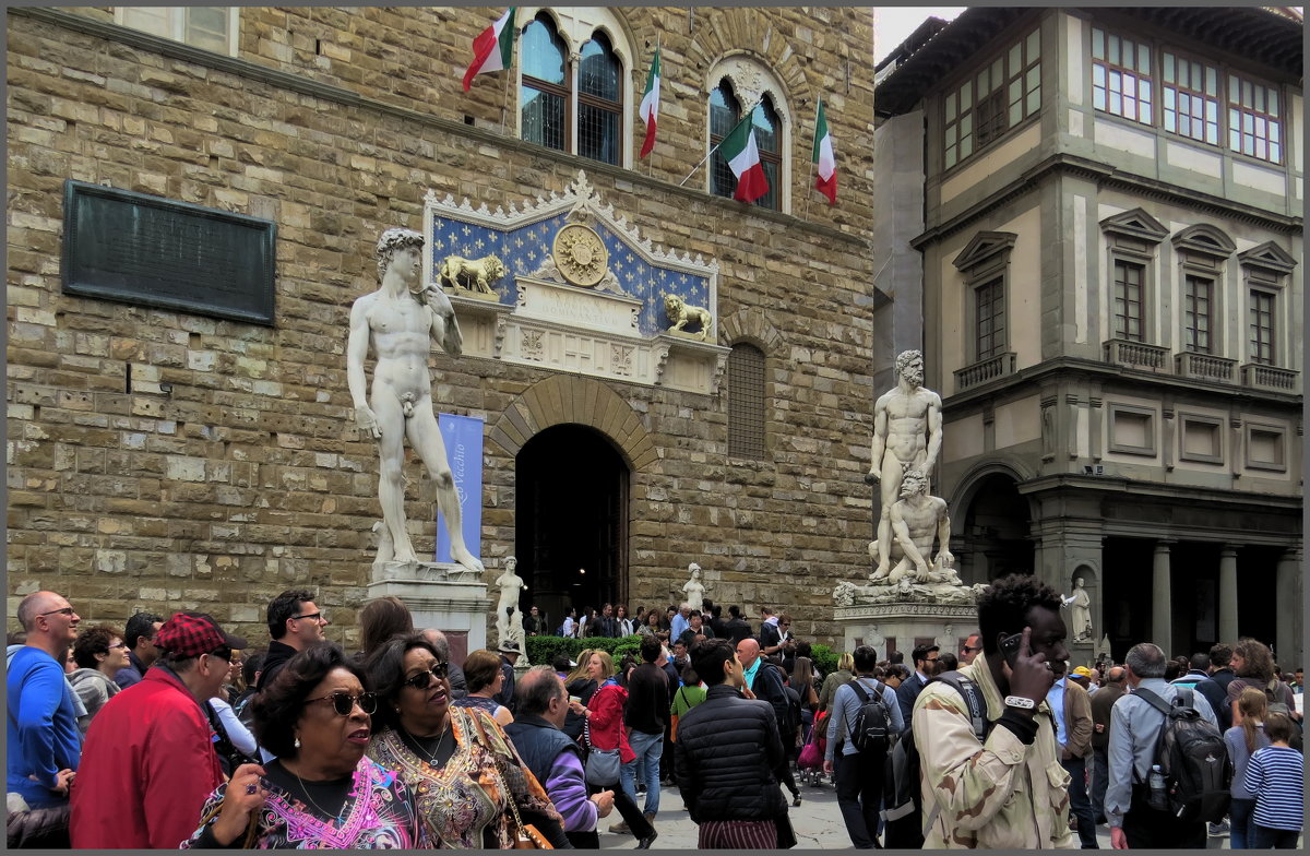 Флоренция. Туристы у входа в палаццо Веккьо (Старый дворец) - Ирина Лушагина