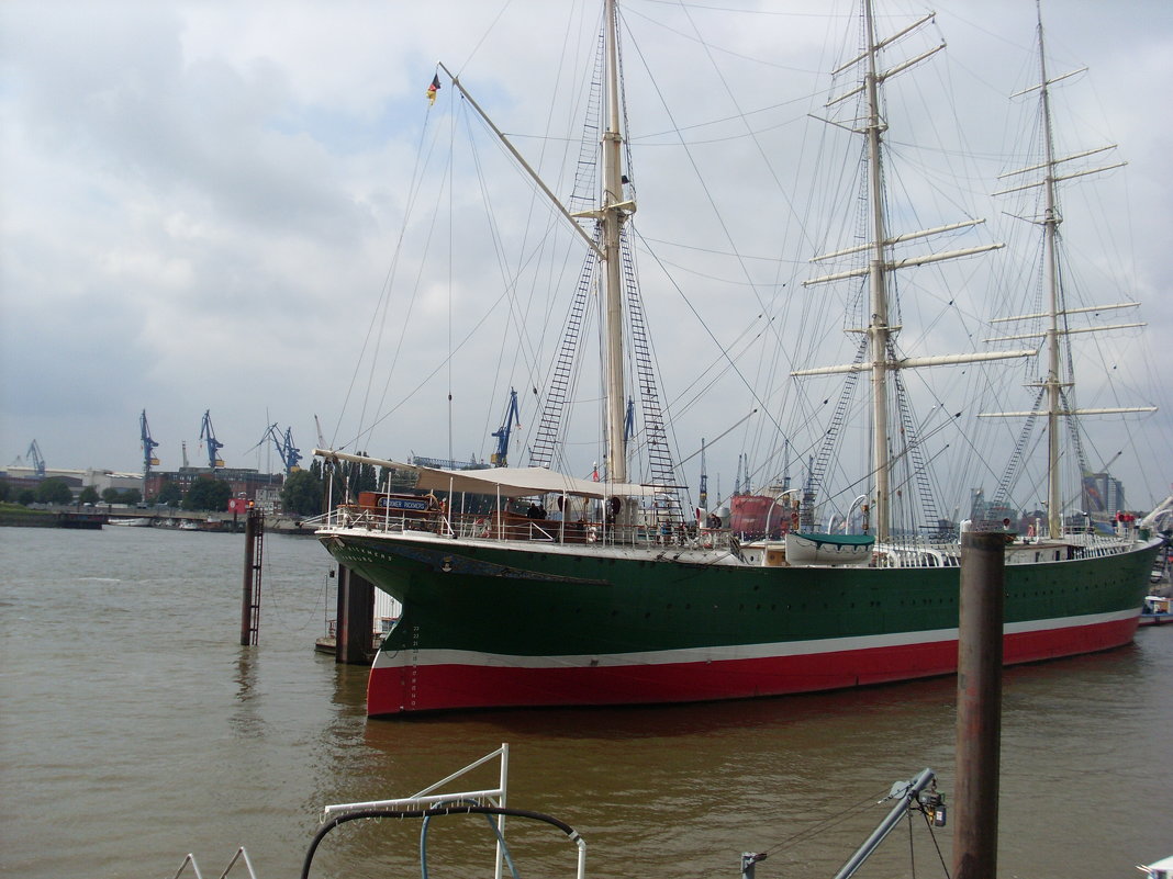 Hamburg. RICKMER RICKMERS - Nina Yudicheva