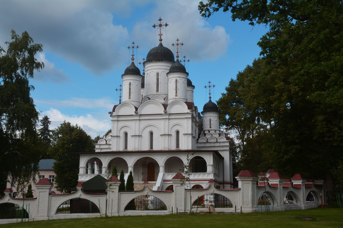 Спасо-Преображенская церковь. Сооружена в 1598 году царём и великим государем Борисом Годуновым. - Николай 