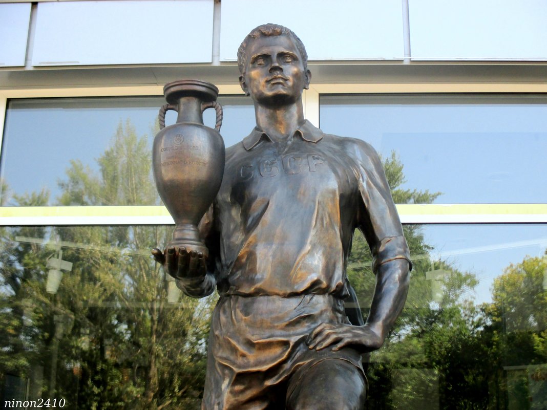 Памятник ростовскому футболу - Нина Бутко