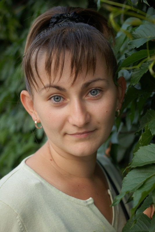 Девушка в литсве винограда - Ирина Лучанинова