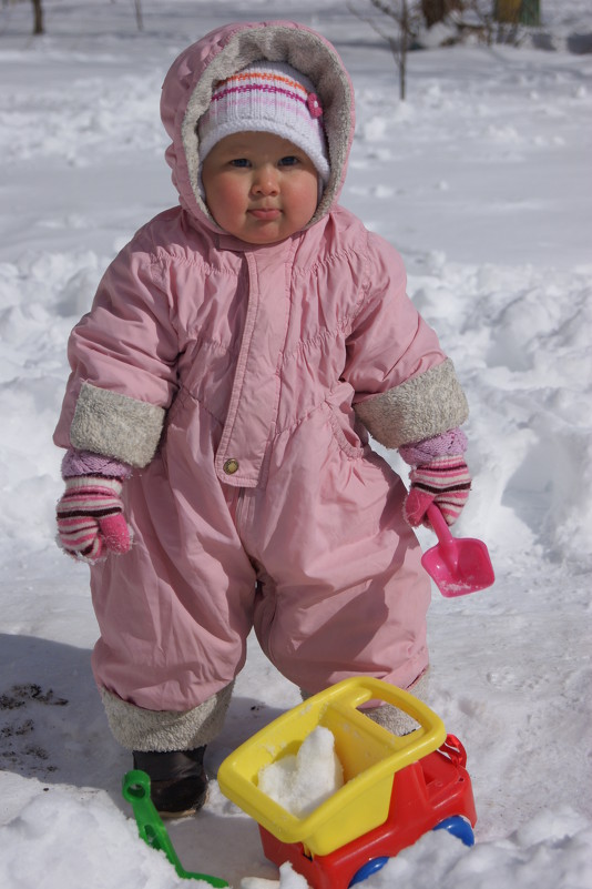 Девочка играет в снегу - Ирина Лучанинова