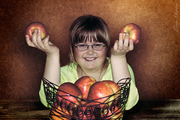 Девочка с яблоками-2. - Elena Klimova