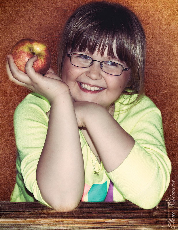Девочка с яблоками-3. - Elena Klimova