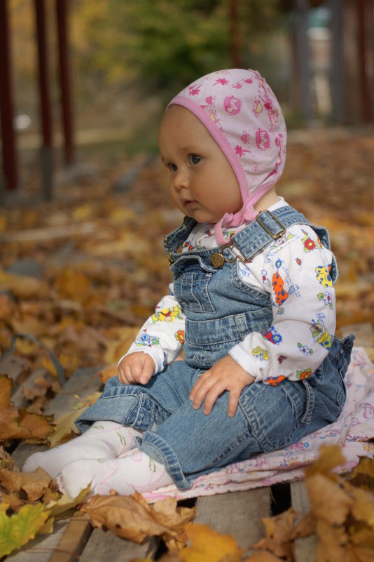 Девочка сидит на опавшей листве - Ирина Лучанинова
