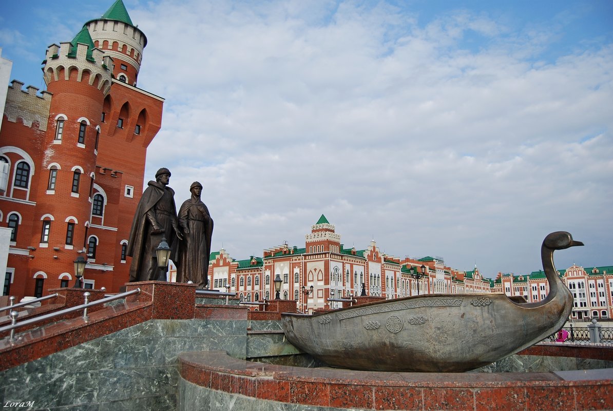 Памятник святым Петру и Февронии Муромским. - Лариса 