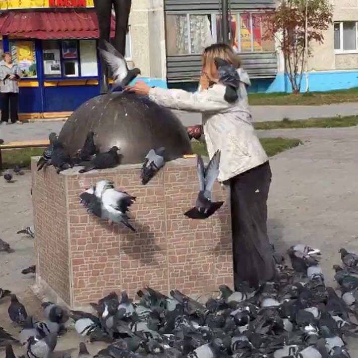 Девушка с голубем. г. Нягань - Елена Кислых