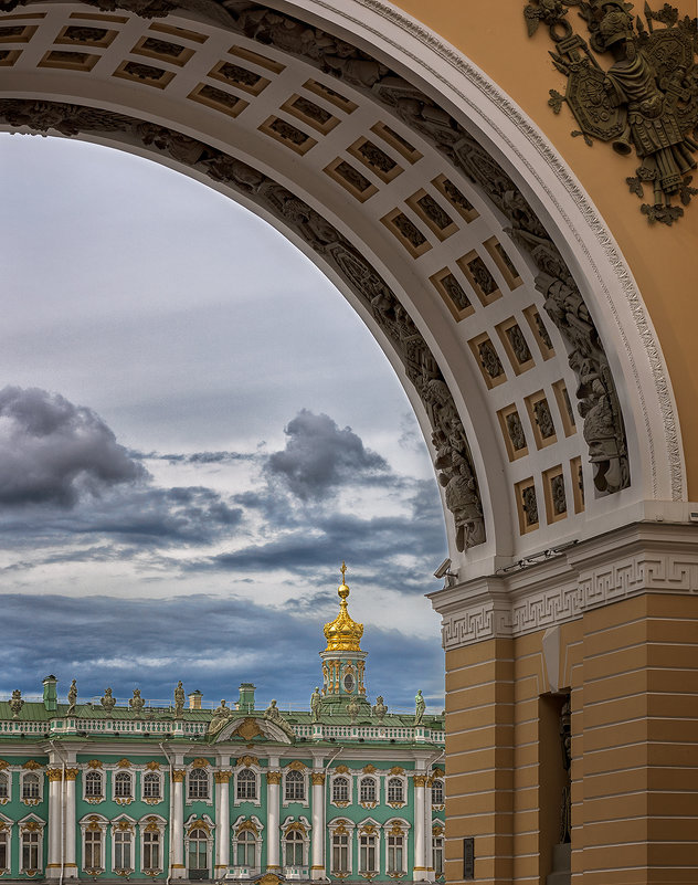 Вид на Эрмитаж, через Дворцовую арку. - Дмитрий Макаров