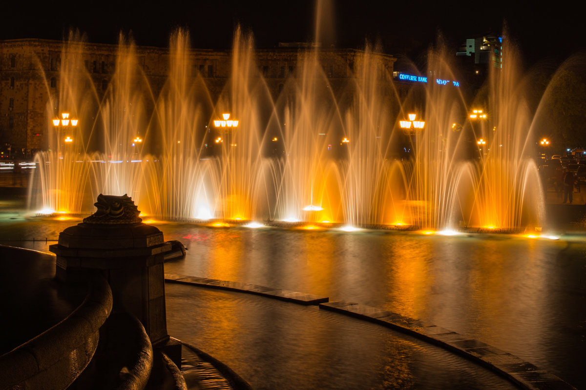 Поющие фонтаны Еревана. - Сергей Бурлакин