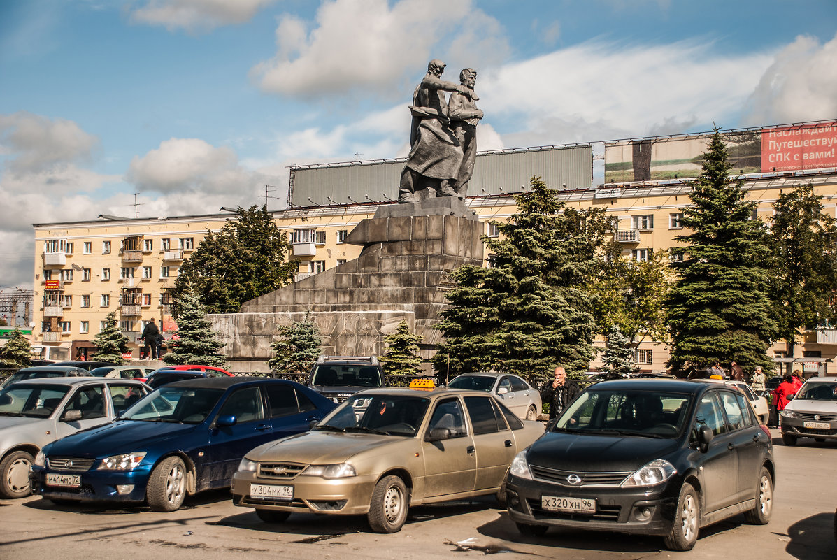 Памятник воинам Уральского добровольческого танкового корпуса, рядом с ж/д вокзалом - Михаил Вандич