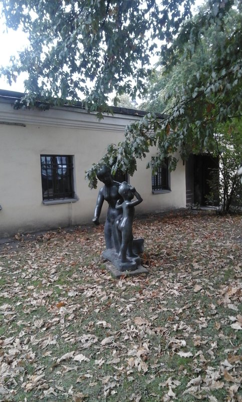 Осенний дворик в музее Городской скульптуры. - Светлана Калмыкова