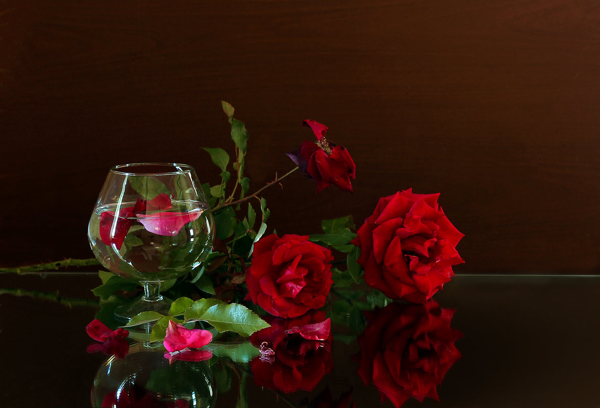 Красные розы в вазе бокалы