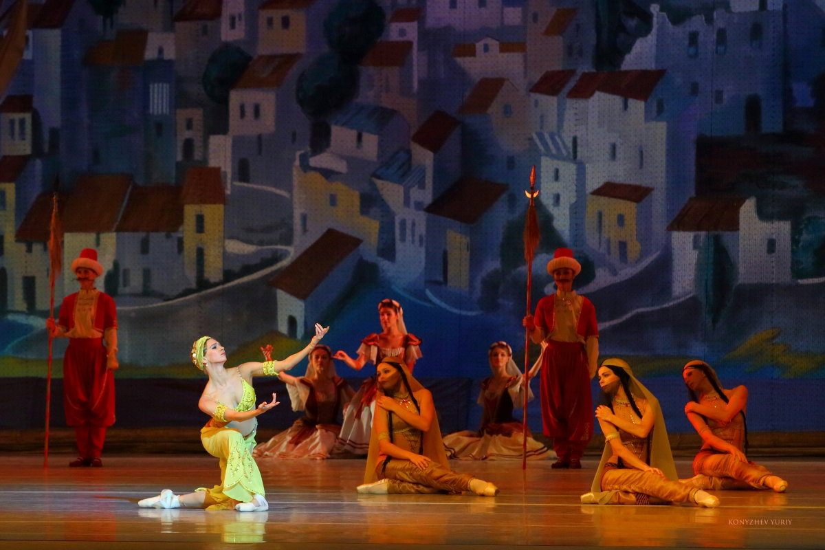 Сцена с невольницами на рыночной площади из балета "Корсар"... - Yuriy Konyzhev
