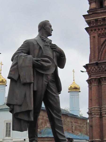 Памятник Ф. Шаляпину - Маера Урусова