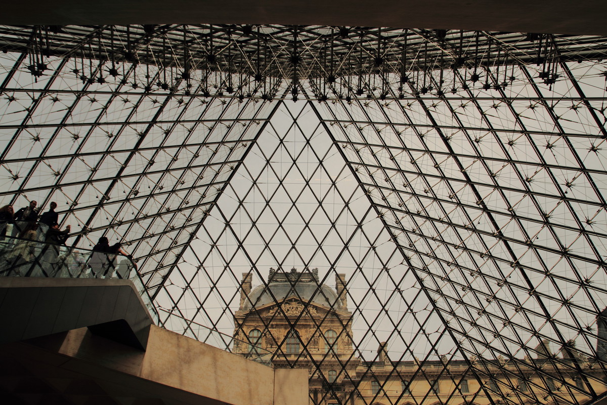 Стеклянная пирамида Лувра во дворе Наполеона - Вадим Лячиков