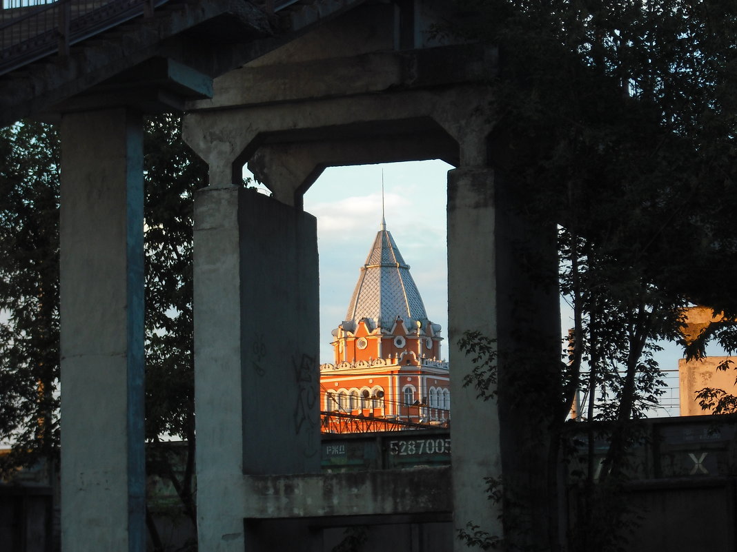 Черниговский вокзал на закате в бетонном обрамлении - Денис Бугров 