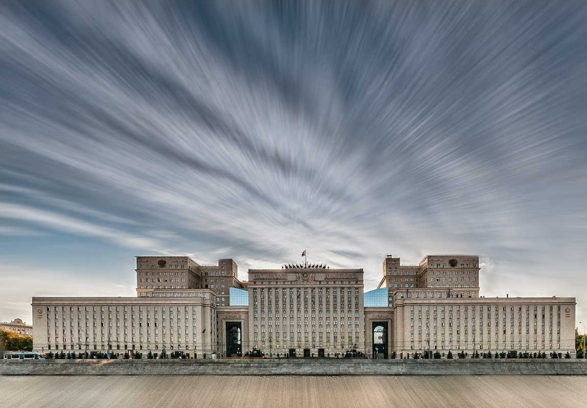 здание министерства обороны России на фрунзенской набережной - Александр Лебедев