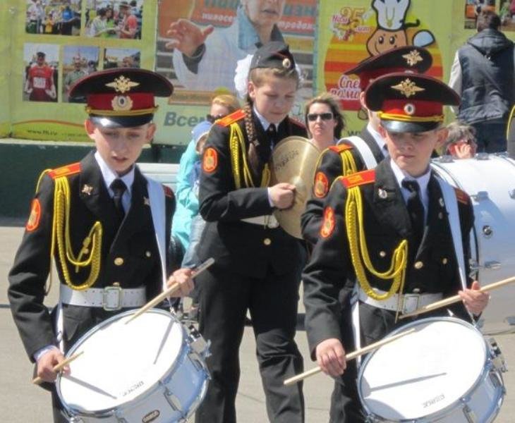 Девочка бьет в тарелки, мальчики - в барабаны - Дмитрий Никитин