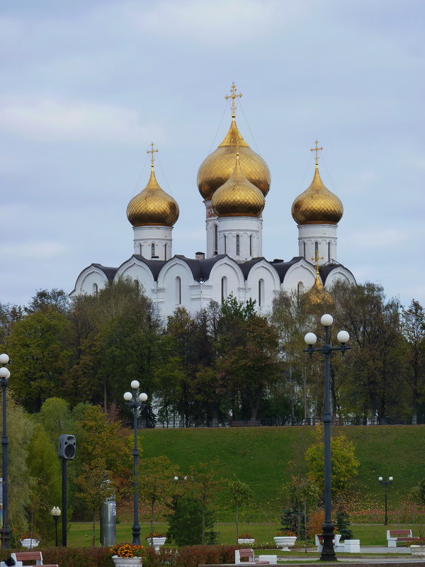 Золотые  купола  Успенского собора  в  Ярославле... - Galina Leskova