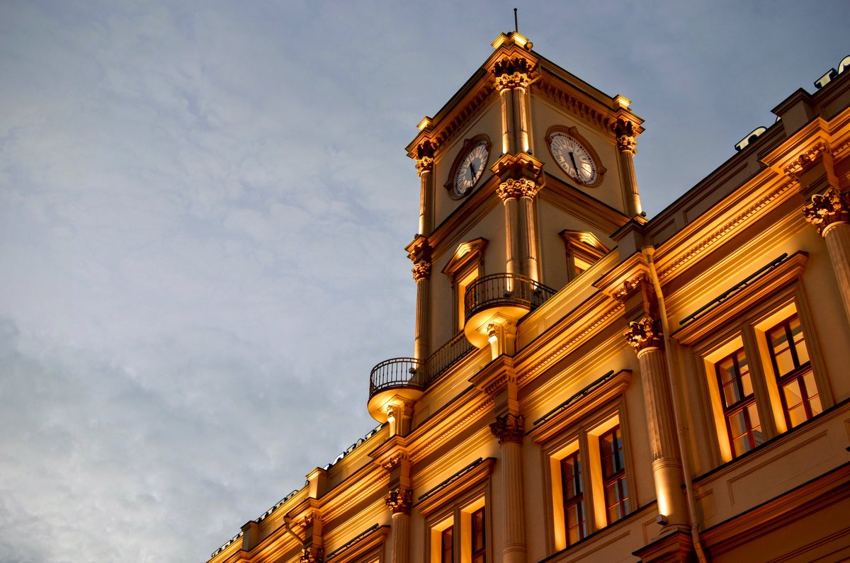 Башня с часами на вокзале - Юрий Тихонов