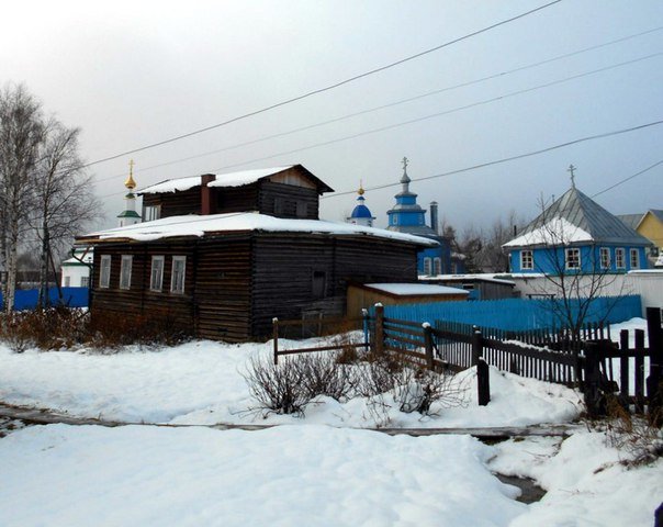Старинный дом священника возле подворья Михайло-Архангельского монастыря - Николай Туркин 