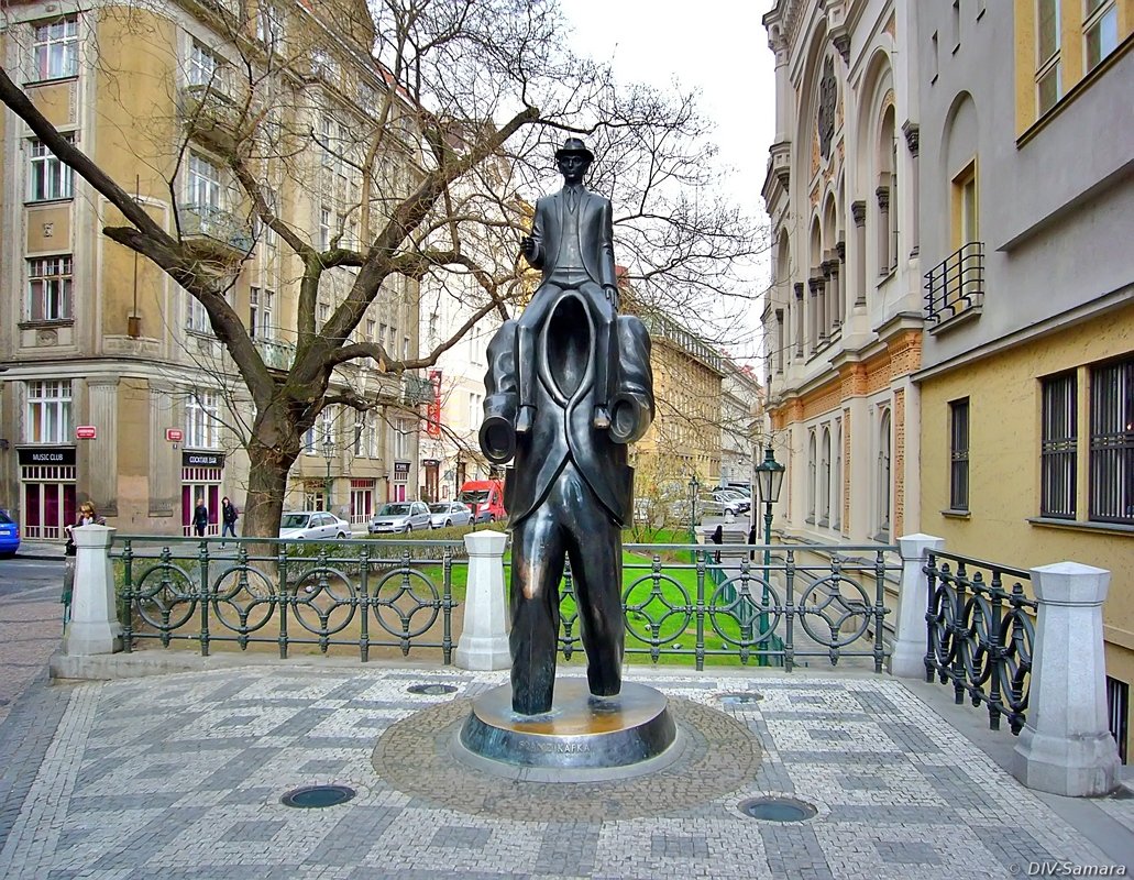 Памятник Францу Кафке в Еврейском квартале в Праге - Денис Кораблёв