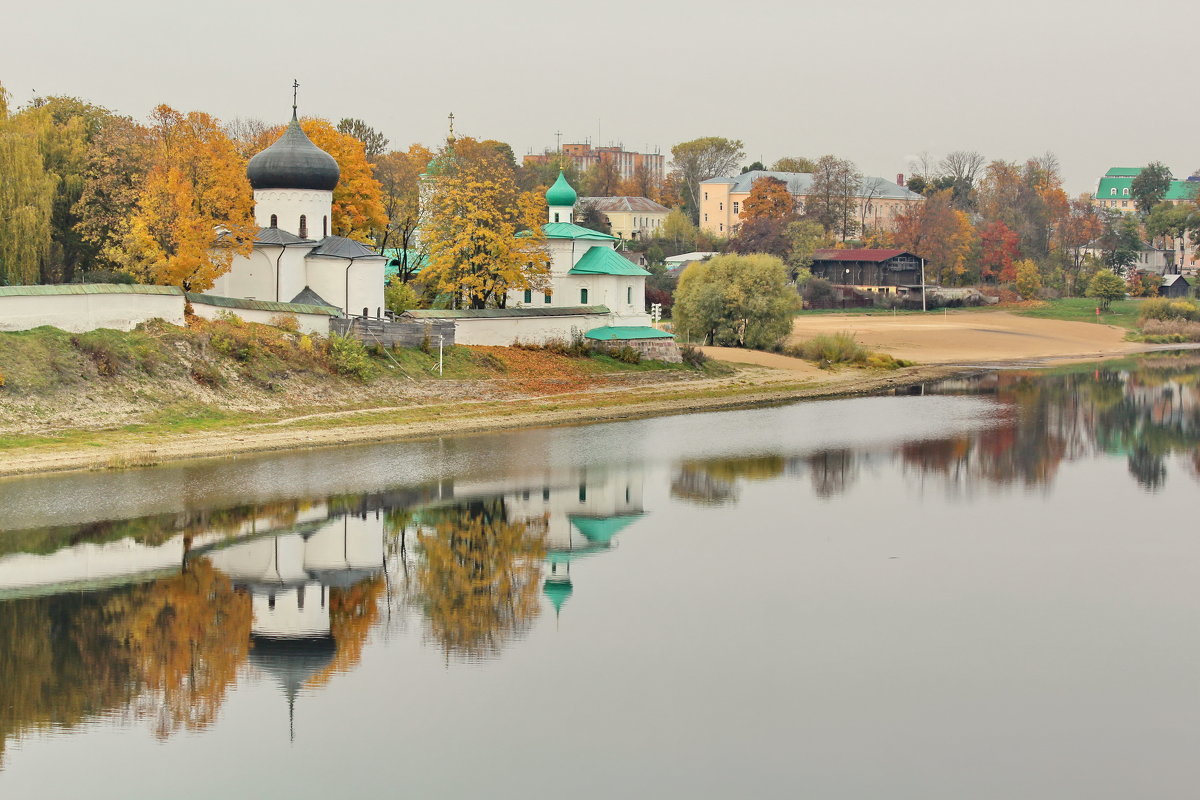 Осень у Мирожского монастыря - Анатолий Шумилин