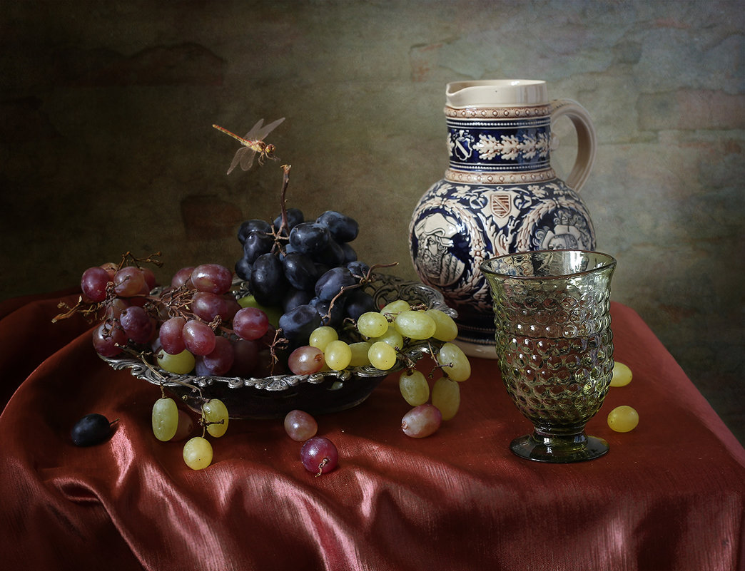 Натюрморт с виноградом и стрекозой. Вариант - Татьяна Карачкова