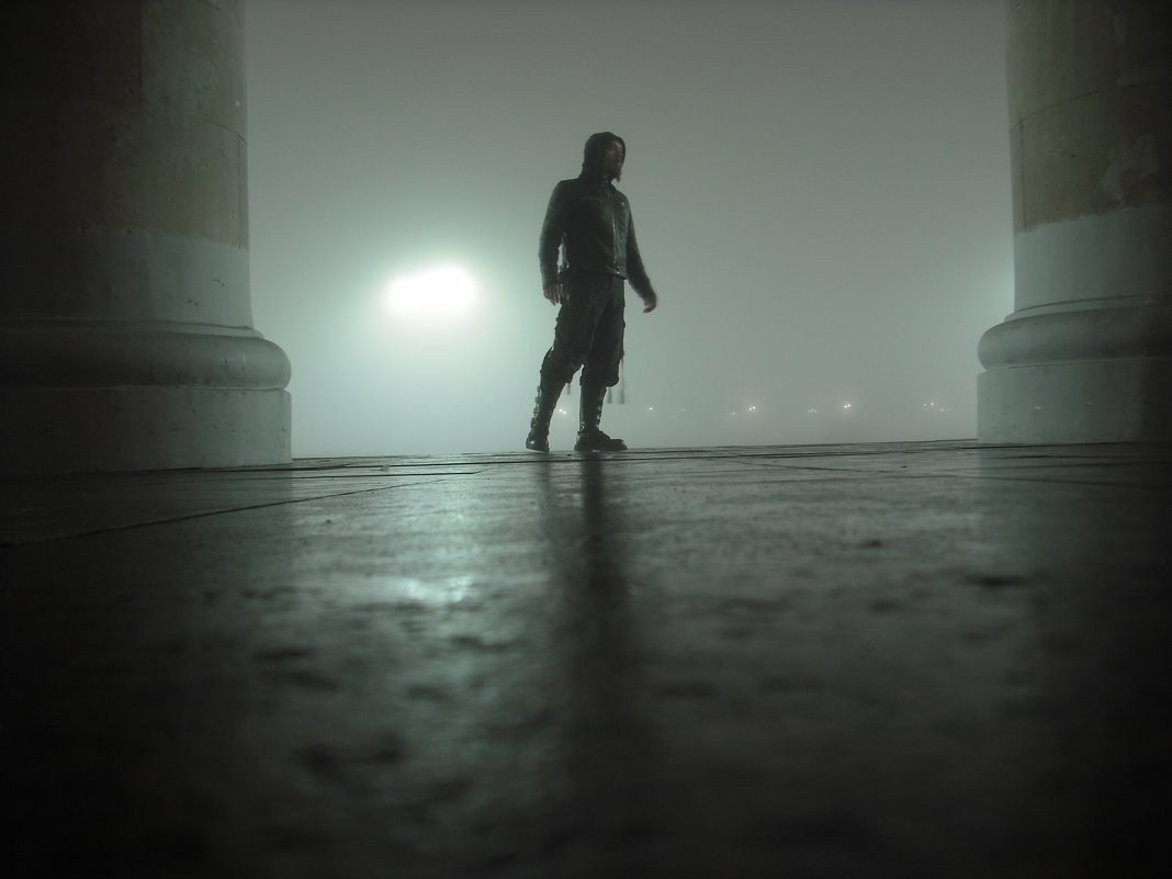 Между двух колонн в ночном тумане - Денис Бугров 