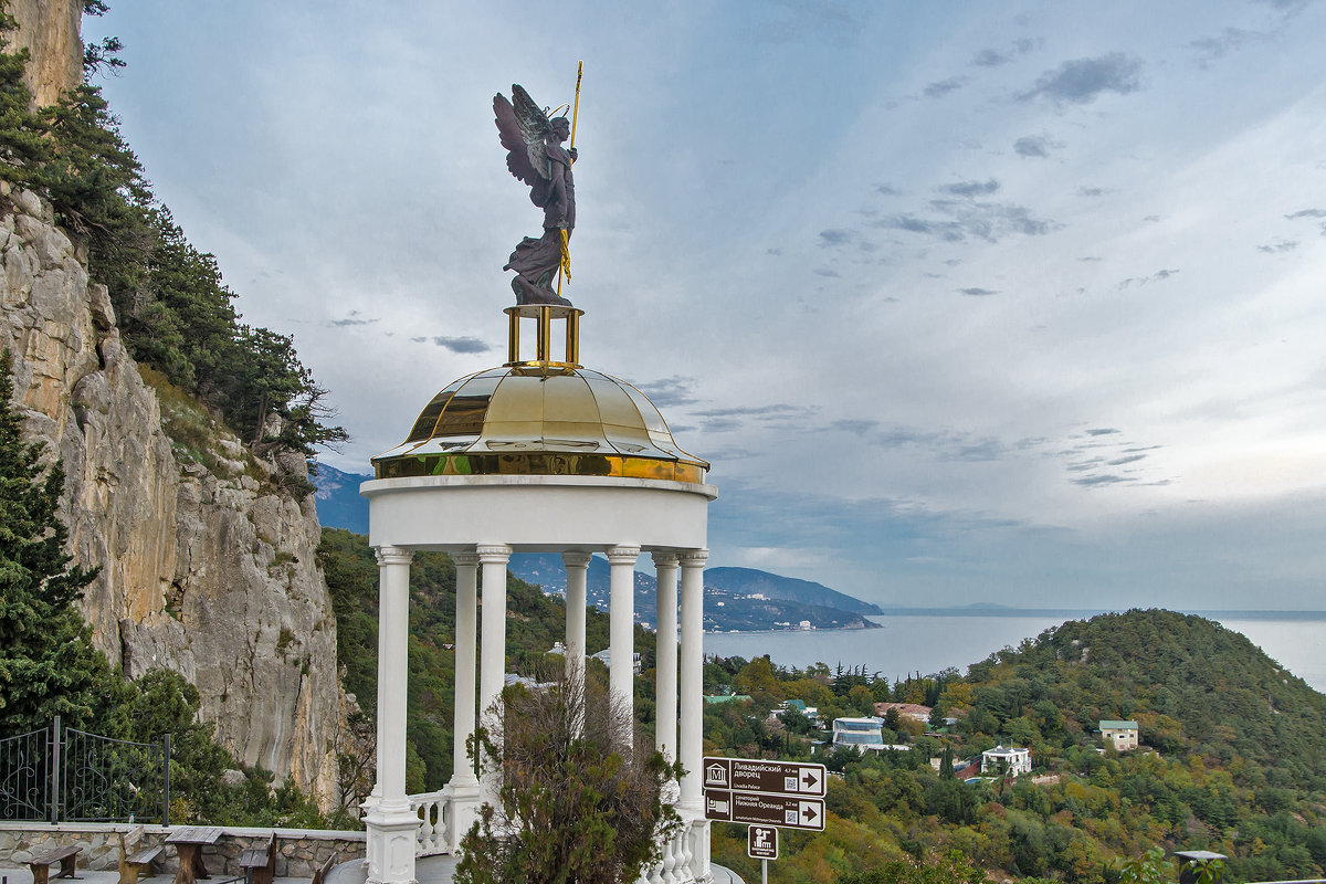 Алупка храм Архангела Михаила внутри