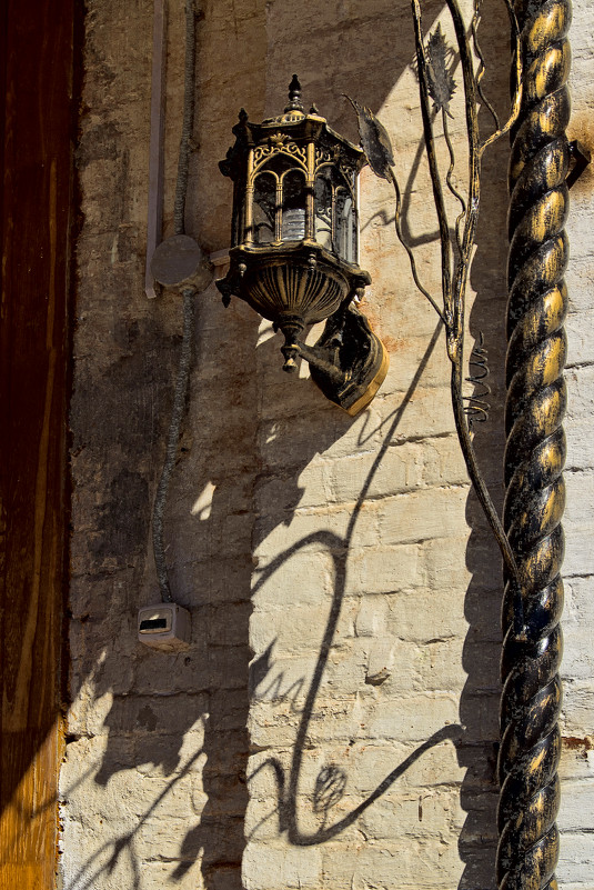 Фонарь у дверей Преображенской церкви в Радонеже - Вера Бокарева