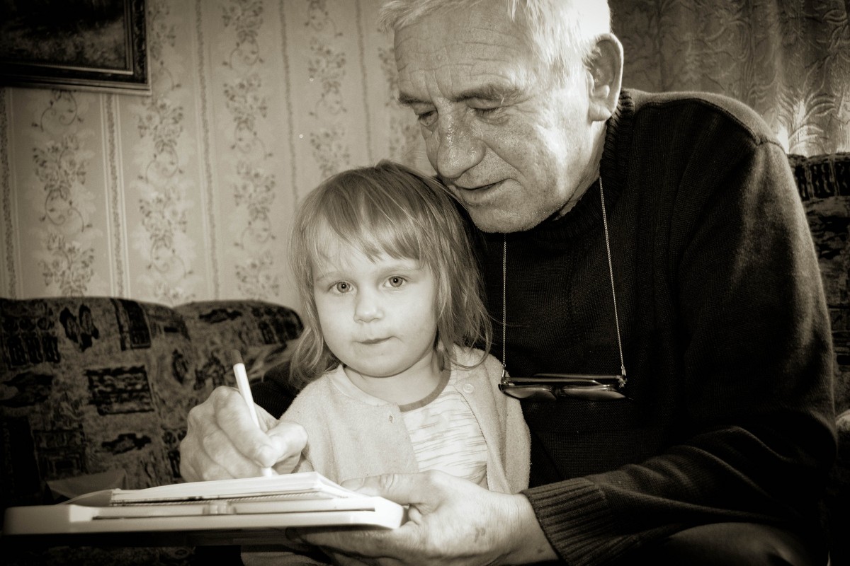 Дед с внучкой - Александр 