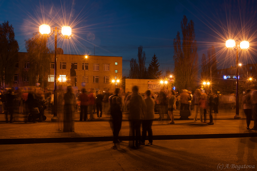 Праздничный вечер на площади посёлка - Анастасия Богатова