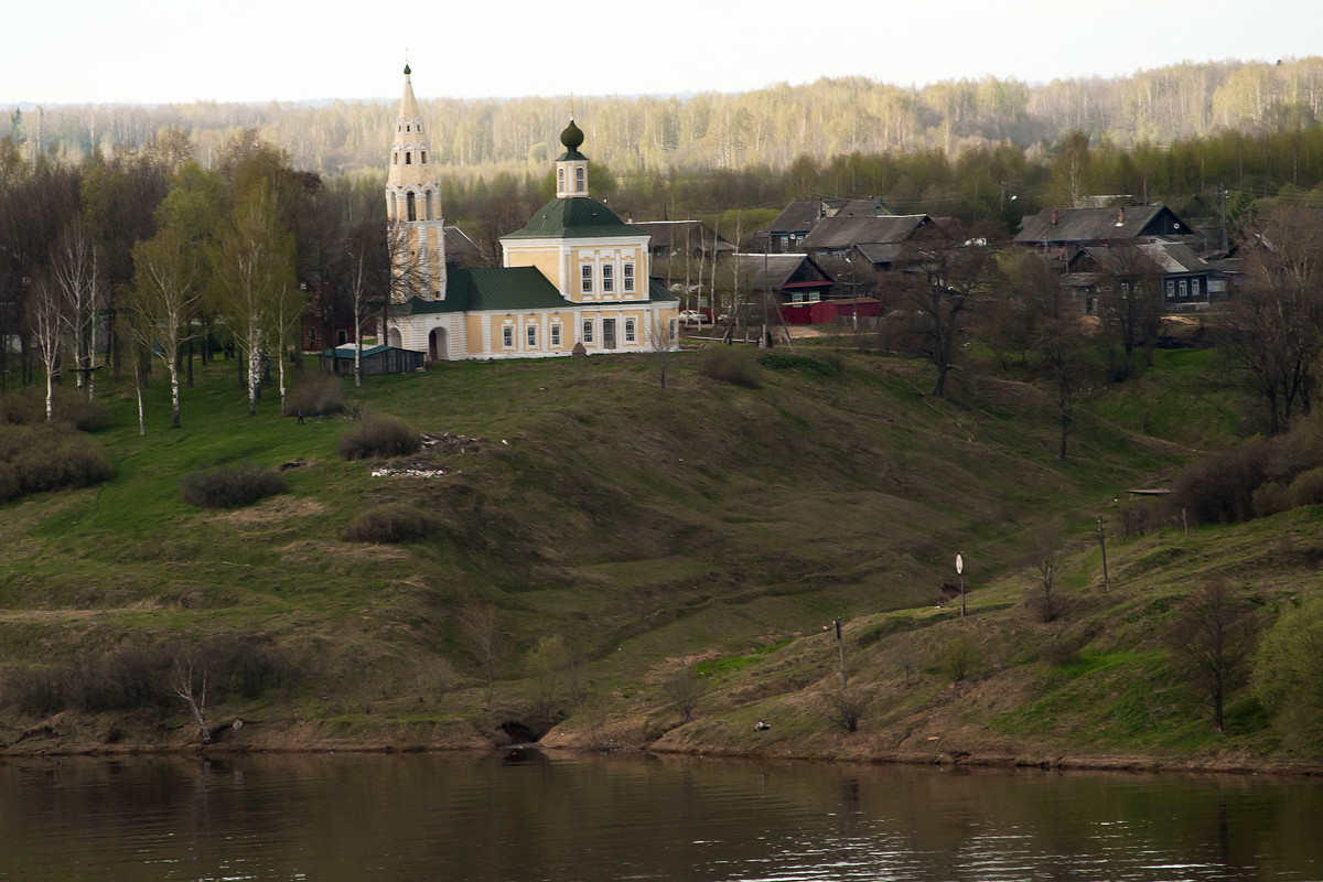 Церковь Троицы (1783) левый берег Тутаев - Лариса Захарова