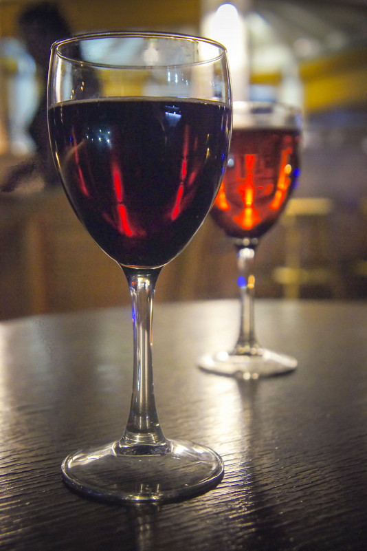Вечерний бокал с вином в баре - Александр Табаков