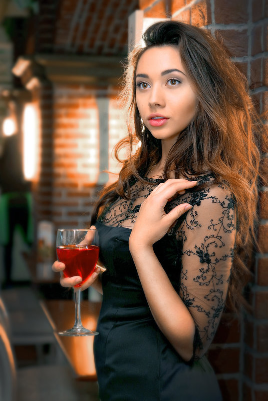 Девушка с бокалом вина - Павел Прозоров