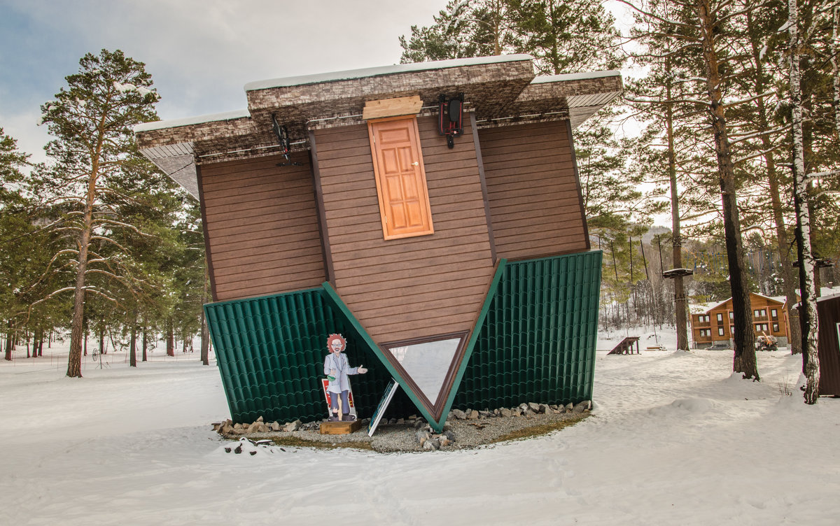 Перевернутый дом в селе Манжерок - Виктория Кравченко