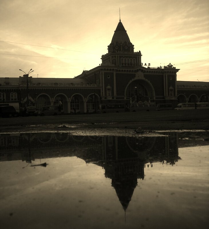 Вокзал на фоне заката после дождя - Денис Бугров 