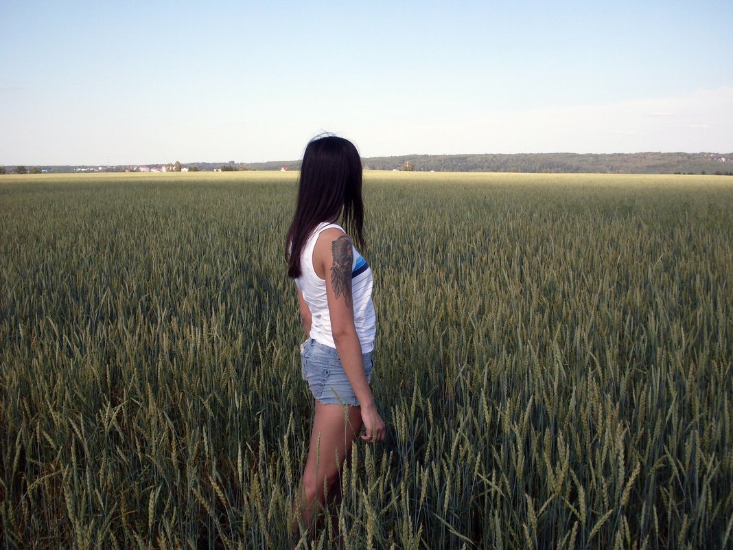 Девочка в поле - Yur Lo
