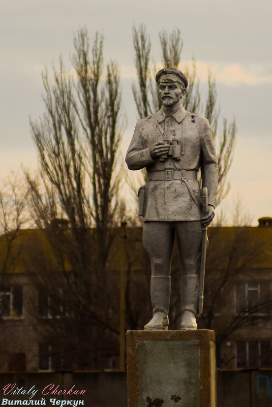 Не все еще памятники снесли в Украине.... - vcherkun 