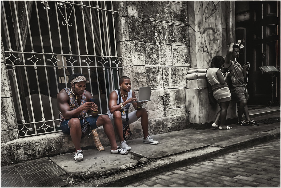 Кубинские "пацаны" и интернет...Гуляя улочками Гаваны!!! - Александр Вивчарик