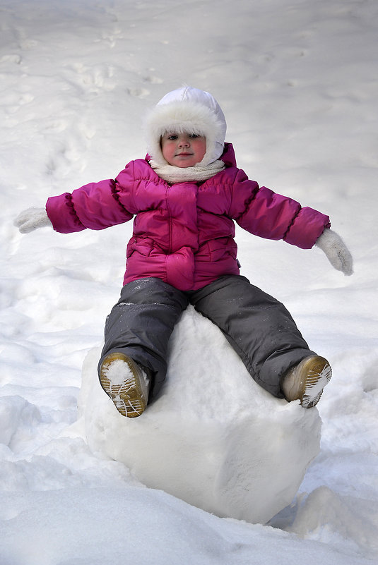 Девочка на снежном шаре. - Виталий Дарханов